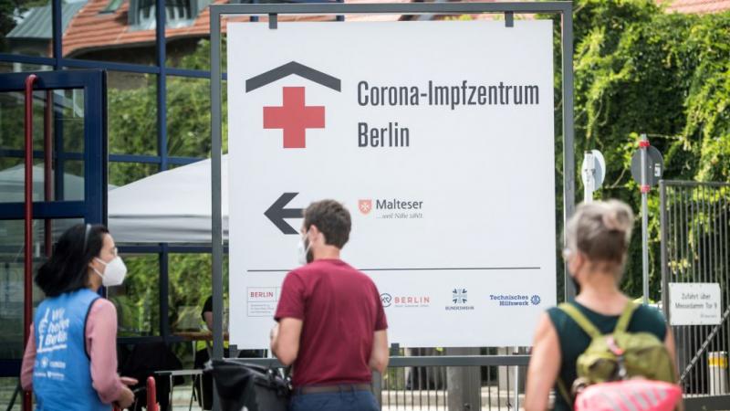 تخطط ألمانيا لطرح الجرعات المعززة من لقلح كوفيد لمرضى نقص المناعة والطاعنين في السن والمقيمين بدور رعاية المسنين اعتبارًا من سبتمبر (غيتي)