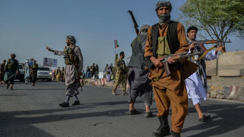 تتواصل المعارك الضارية في كل حدب وصوب بين القوات الحكوميّة وحركة طالبان في أفغانستان (غيتي)