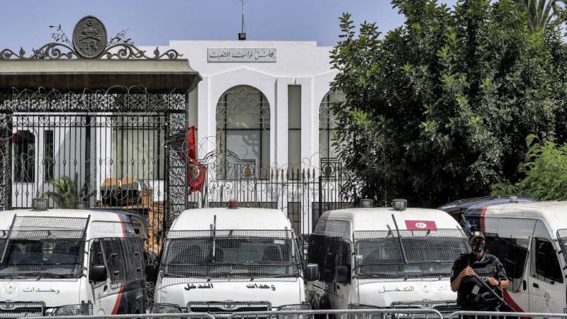 لا يزال الغموض سيد الموقف على الساحة التونسية منذ إعلان الرئيس قيس سعيّد عن تدابيره الاستثنائية دون خريطة طريق واضحة (غيتي)