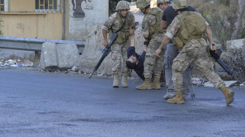 الجيش اللبناني يُساعد في إخلاء أحد جرحى اشتباكات خلدة (غيتي)