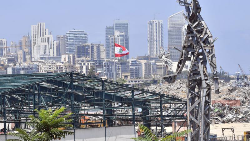 نصب تذكاري ضخم مصنوع من حطام الانفجار الذي وقع في مرفأ بيروت