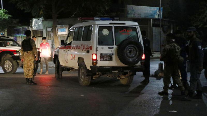 استنفار أمني أمام منزل وزير الدفاع الأفغاني أمس بعد الهجوم (غيتي)
