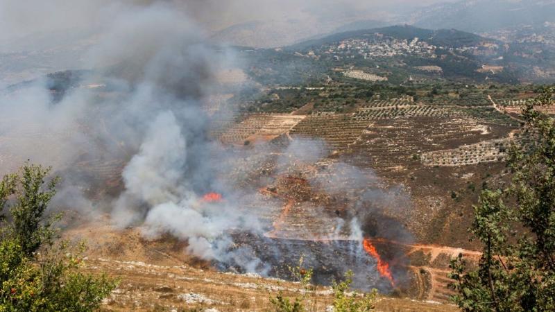 قصفت إسرائيل ظهر الأربعاء عدة مناطق جنوبي لبنان، الأمر الذي أدى إلى نشوب حريق في بلدة راشيا الفخار (غيتي)