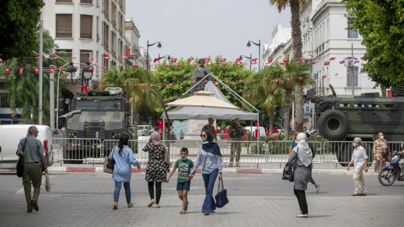 تتضارب الآراء في الشارع التونسي حول مسألة تغيير النظام السياسي والانتخابيّ بانتظار خريطة طريق الرئيس قيس سعيّد (غيتي)