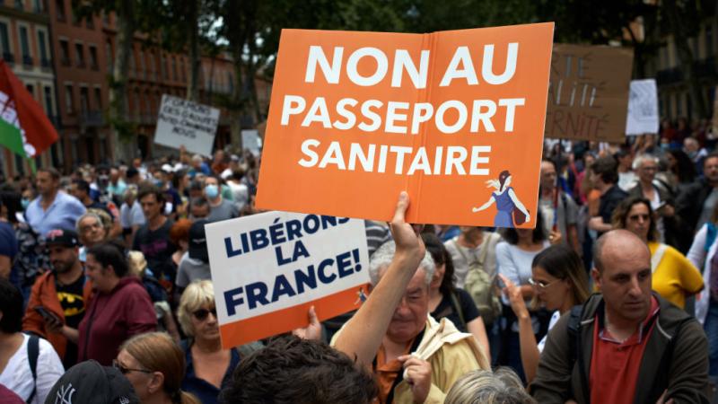 تقول الحكومة الفرنسية إن عدد الذين تلقوا اللقاح يفوق بكثير عدد المتظاهرين (غيتي)