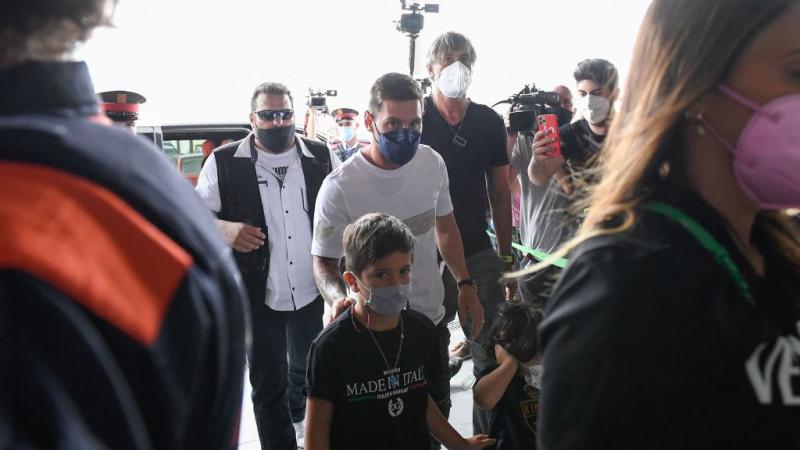 ميسي وصل إلى مطار برشلونة وسط توقعات بأن تحط طائرته في باريس بعد ظهر الثلاثاء (غيتي)