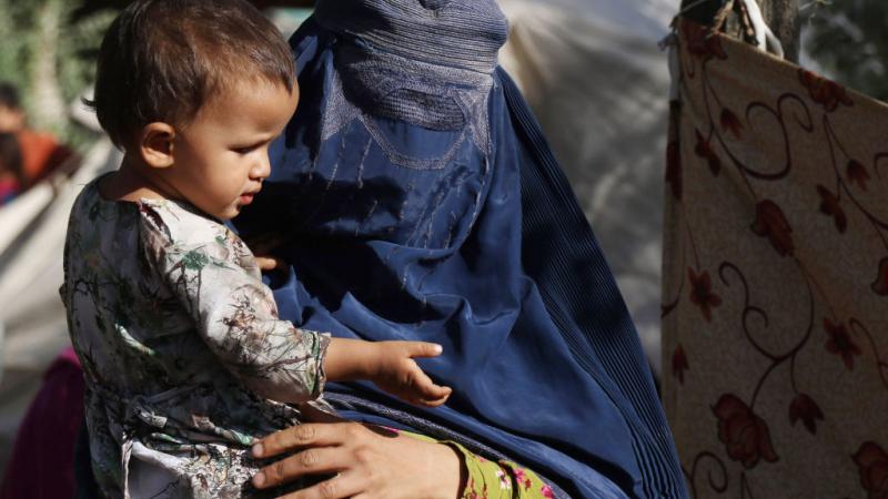 390 ألف أفغاني نزحوا جراء النزاع في أفغانستان بين طالبان والقوات الأمنية منذ بداية العام (غيتي)