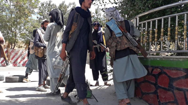 شنّت طالبان هجومًا شاملًا على القوّات الأفغانيّة منذ مطلع مايو، مستغلّة بدء انسحاب القوات الأجنبيّة (غيتي)