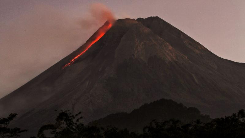 أطلق ثوران البركان الذي انفجر في أندونيسيا سحابة من الدخان (غيتي)