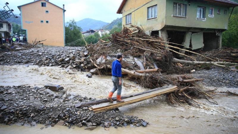 تسببت السيول في إلحاق أضرار بالبنية التحتية للكهرباء مما أدى إلى انقطاعها عن أكثر من 170 قرية (غيتي)