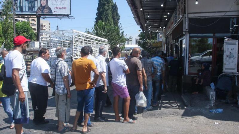 طابور من اللبنانيين الذين ينتظرون الحصول على الخبز 
