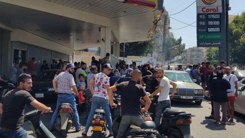 ينتظر اللبنانيون يوميًا في طوابير طويلة أمام محطات الوقود للحصول على البنزين