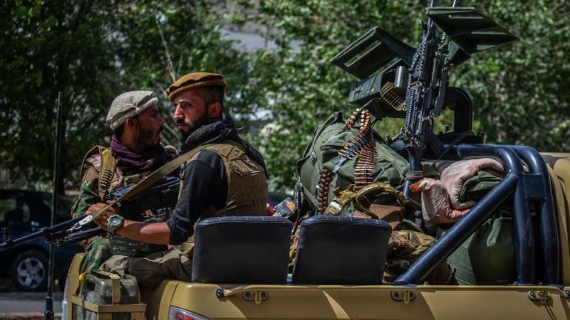 دخل مقاتلو طالبان العاصمة الأفغانيّة الأحد بعد هجوم واسع النطاق، واستولوا على القصر الرئاسي