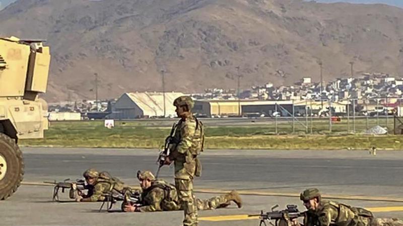 جنود أميركيون خلال تأمين مطار كابُل.