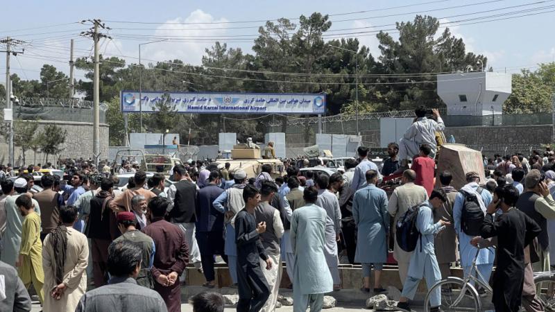 أفغان يتجمعون عند أحد مداخل مطار كابُل في وقت تستمر فيه عمليات الإحلاء