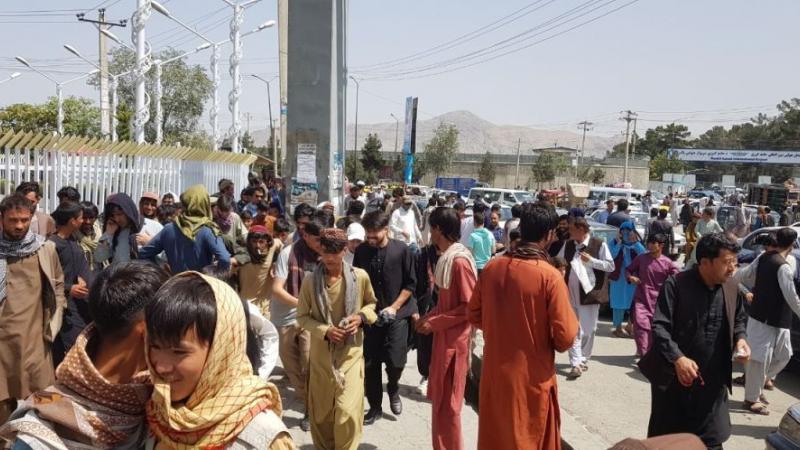 دفعت سيطرة حركة طالبان المفاجئة على العاصمة كابل بآلاف الأشخاص إلى الفرار (غيتي)