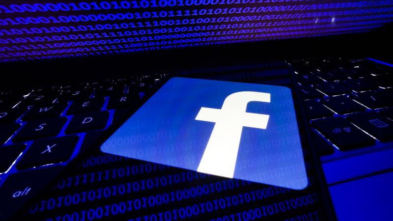 أعلنت شركة فيسبوك أنها أوقفت مؤقتًا قدرة الأشخاص على مطالعة قوائم حسابات الأصدقاء في أفغانستان أو البحث فيها (غيتي)