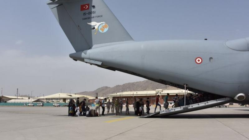 في حين تتواصل عمليات إجلاء العالقين من مطار كابل، قال الاتحاد الأوروبي إنّه لن يكون قادرًا على إجلاء الجميع (غيتي)