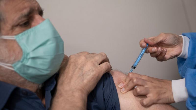 أكّد رئيس منظمة الصحة العالمية تيدروس أدهانوم غيبرييسوس أنه من المهم الحصول على الجرعات الأولى من اللقاحات وحماية الفئات الأكثر ضعفًا قبل بدء تقديم جرعات معززة (غيتي)