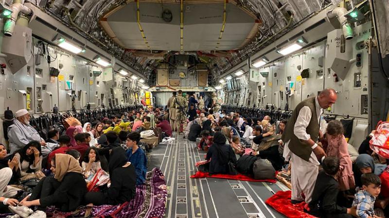 أفغان يجلسون داخل طائرة عسكرية تابعة للولايات المتحدة لمغادرة أفغانستان (غيتي)
