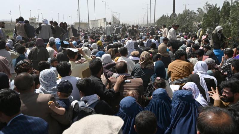يتوافد آلاف الراغبين بالفرار من أفغانستان إلى محيط مطار كابل