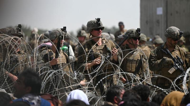 احتشد الآلاف من الأفغانيين في مطار كابل محاولين الهرب خلال إجلاء الجيش الأميركي لرعايا وموظفين (غيتي)