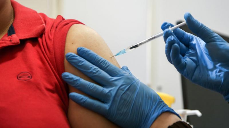 صورة تعبيرية لرجل يتلقى اللقاح المضاد لكورونا (أرشيف – غيتي)