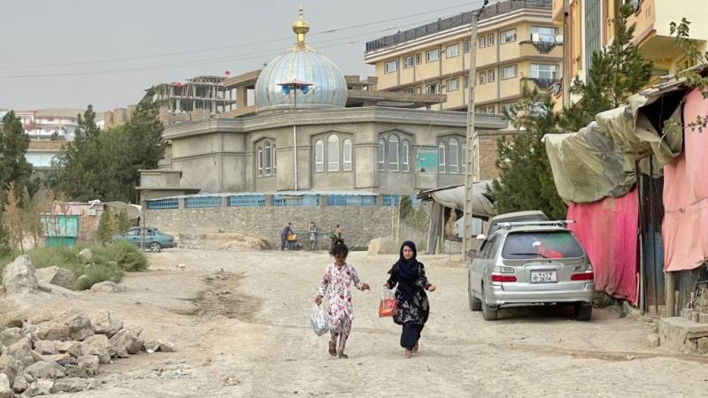 بينما تعود الحياة شيئًا فشيئًا إلى سابق عهدها في كابل بعد أسبوع على سيطرة طالبان، تستمرّ الأزمة الإنسانية في محيط مطارها (غيتي)