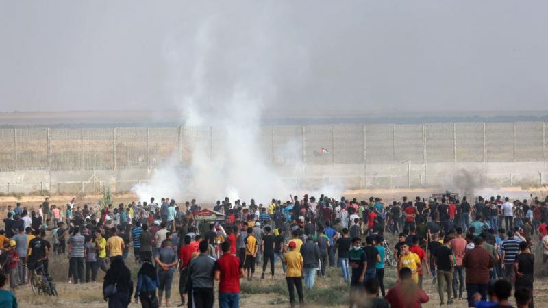 توافد مئات الفلسطينيين نحو حدود قطاع غزة مع إسرائيل، للمشاركة في مهرجان ذكرى إحراق المسجد الأقصى