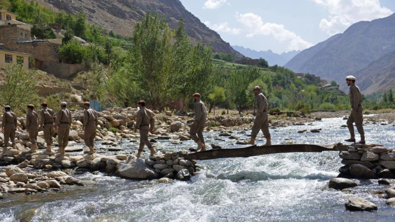 أفراد من القوات الأفغانية يتدرّبون في منطقة وادي بنجشير الجبلية.