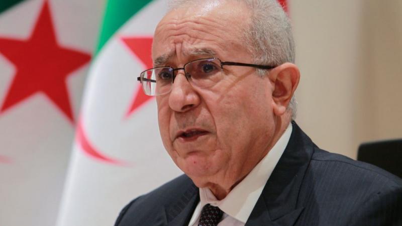 وزير الخارجية الجزائري رمطان لعمامرة خلال إعلانه قرار قطع العلاقات مع المغرب