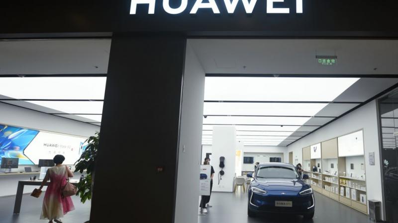 أعلن رئيس مجلس إدارة شركة هاواوي إريك شو عن اتفاقيات مع ثلاث شركات صينية لتقديم إمدادات إلى نظام تشغيل ذكي للسيارات (غيتي)