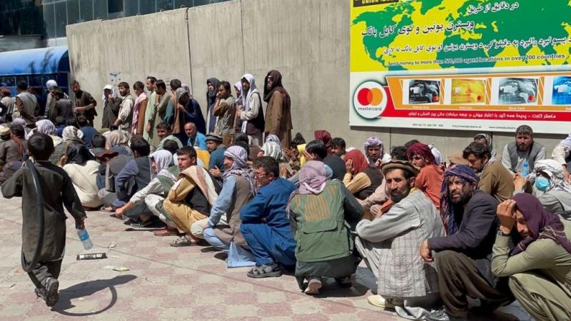 يحتشد آلاف الأفغان منذ أيام في مطار العاصمة كابل على أمل الرحيل في  إحدى طائرات التي تسييرها الدول الغربية (غيتي)