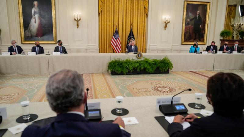 ترأس الرئيس الأميركي جو بايدن اجتماعًا حول الأمن السيبراني في البيت الأبيض (غيتي) 