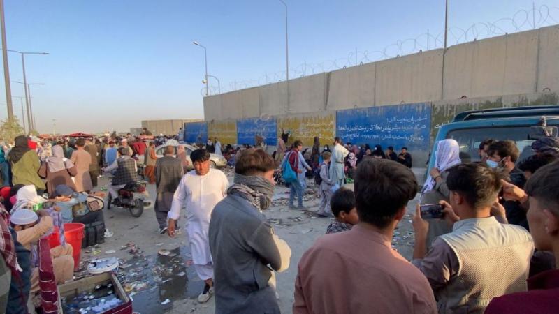 تسود فوضى عارمة مطار كابل أسفرت عن مقتل ثمانية أشخاص على الأقلّ منذ سيطرة حركة طالبان على أفغانستان