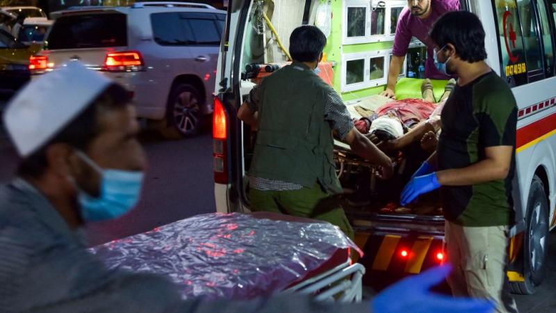 تحتاج أفغانستان إلى إمدادات طبية عاجلة بعد تفجير مطار كابل وسقوط عشرات الضحايا (غيتي)