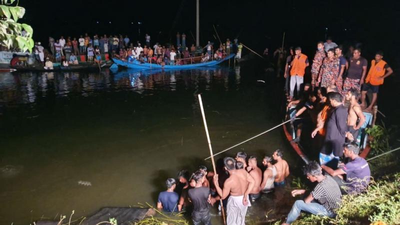 مواطنون يتابعون محاولات إنقاذ بعض ركاب الزورق المنكوب (غيتي)
