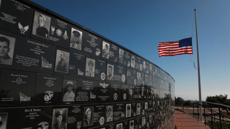 صور تذكارية في كاليفورنيا للجنود الأميركيين القتلى في تفجير مطار كابل (غيتي)
