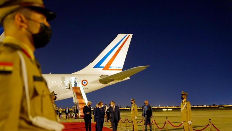 يسعى الرئيس الفرنسي ماكرون إلى دعم العملية السياسية في العراق (غيتي)