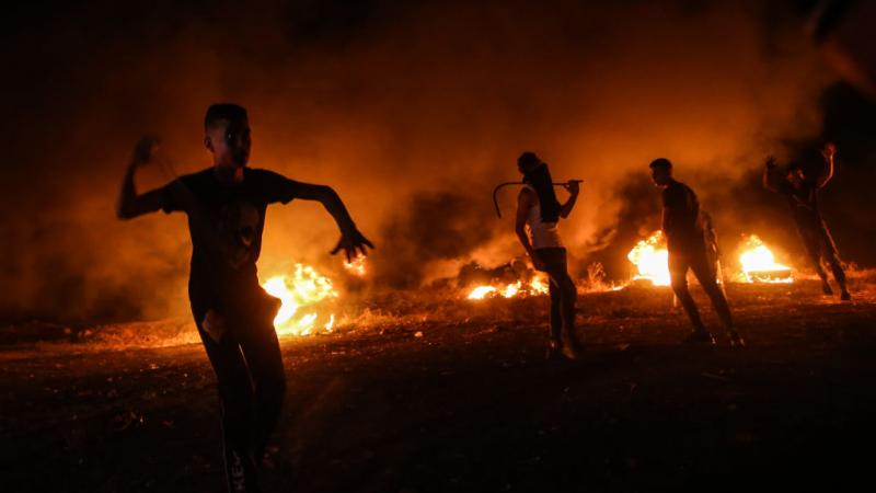 تتواصل لليوم الثاني مظاهرات ليلية تُسمى بـ"الإرباك الليلي" قرب الحدود (غيتي)