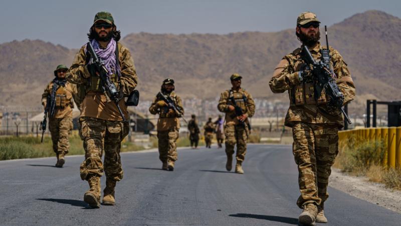 لا يزال الترقب سيد الموقف في أفغانستان وسط تحذيرات من هجوم وشيك محتمل جدًا على مطار كابل (غيتي)