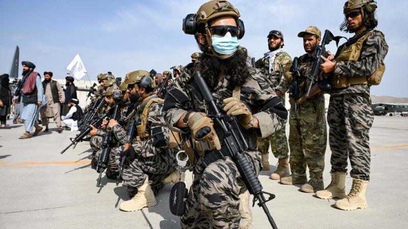 عناصر طالبان يسيطرون على مطار كابل بعد انسحاب الجيش الأميركي