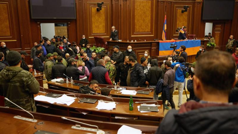 كان رئيس البرلمان الأرميني قد أوقف الجلسة في المرة الأولى بعد وقوع شجار بين نواب