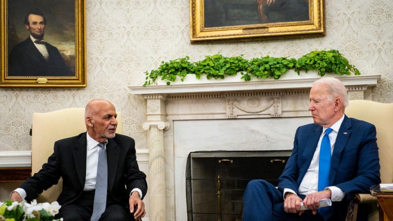 جو بايدن مستضيفًا الرئيس الأفغاني أشرف غني في المكتب البيضاوي يوم 25 يونيو (أرشيف- غيتي)