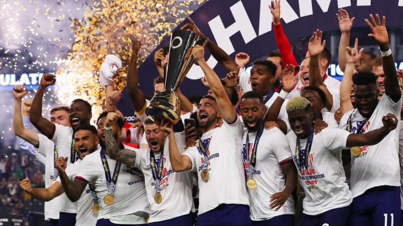 لاعبو المنتخب الأميركي يحتفلون بكأس البطولة (غيتي)