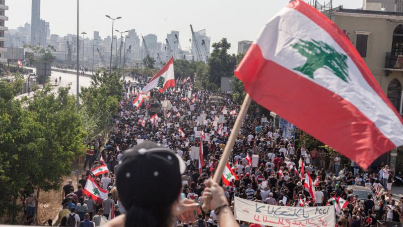 دعا أهالي ضحايا انفجار المرفأ وأطباء ومحامون ومهندسون وأحزاب معارضة إلى التظاهر رافعين شعار "العدالة الآن" (غيتي)