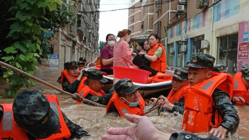 فرق الإنقاذ الصينية تجلي السكان التي حاصرتها الأمطار الغزيرة (غيتي)