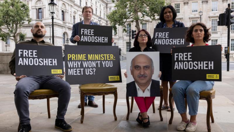 اعتصمت عائلة الإيراني البريطاني أنوش آشوري المعتقل  في إيران أمام مقر رئاسة الحكومة البريطانية في لندن (غيتي)