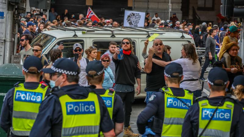 نزل متظاهرون إلى الشوارع في أستراليا احتجاجًا على إجراءات الإغلاق بعد تفشي فيروس كورونا (غيتي)  