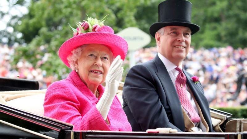 ملكة بريطانيا اليزابيث الثانية وابنها الأمير أندرو (أرشيف - غيتي)